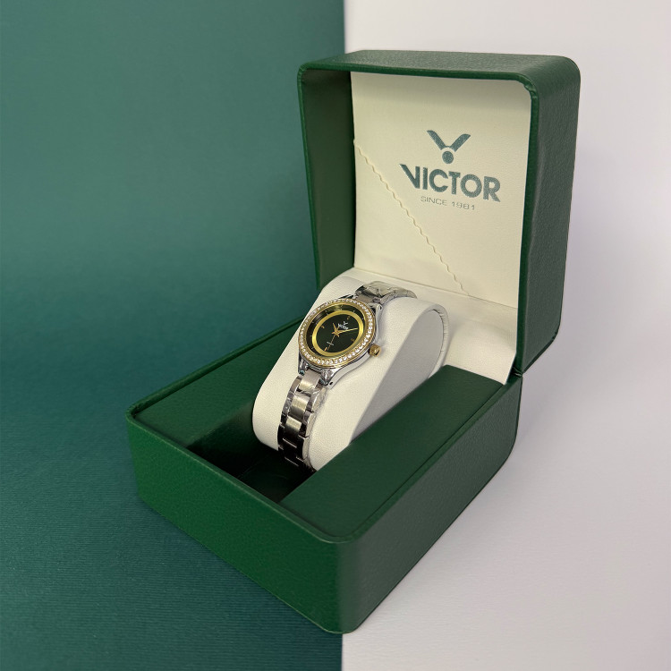 ساعت مچی زنانه ویکتور مدل V5752-01 با صفحه سبز زمردی، عقربههای طلایی و بدنه استیل نقرهای