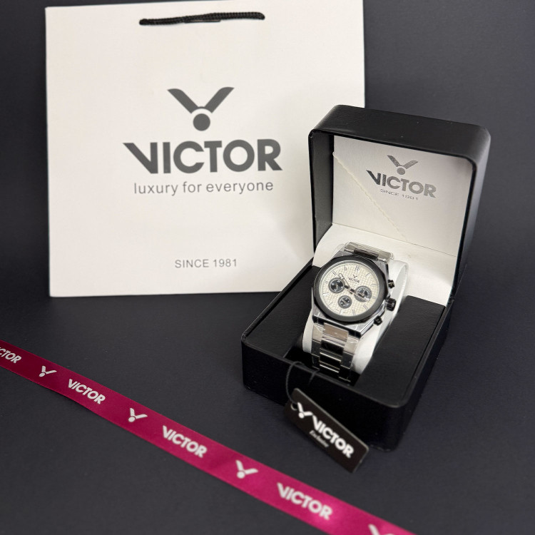 ساعت مچی مردانه ویکتور مدل V5665-01 با قاب چندضلعی، بدنه استیل نقرهای و صفحه سفید کلاسیک