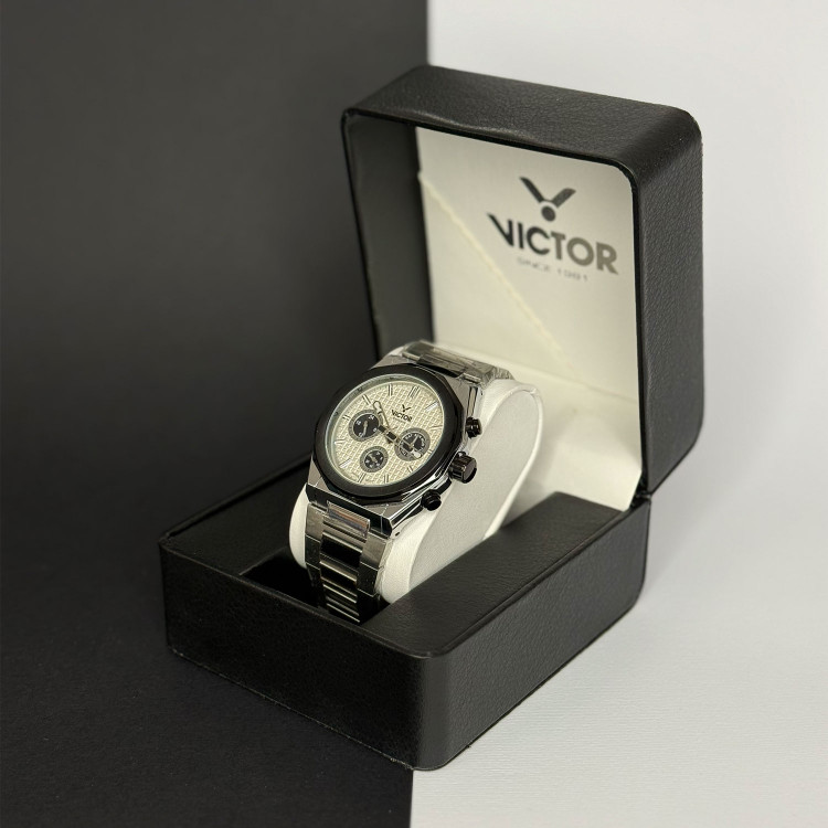 ساعت مچی مردانه ویکتور مدل V5665-01 با قاب چندضلعی، بدنه استیل نقرهای و صفحه سفید کلاسیک