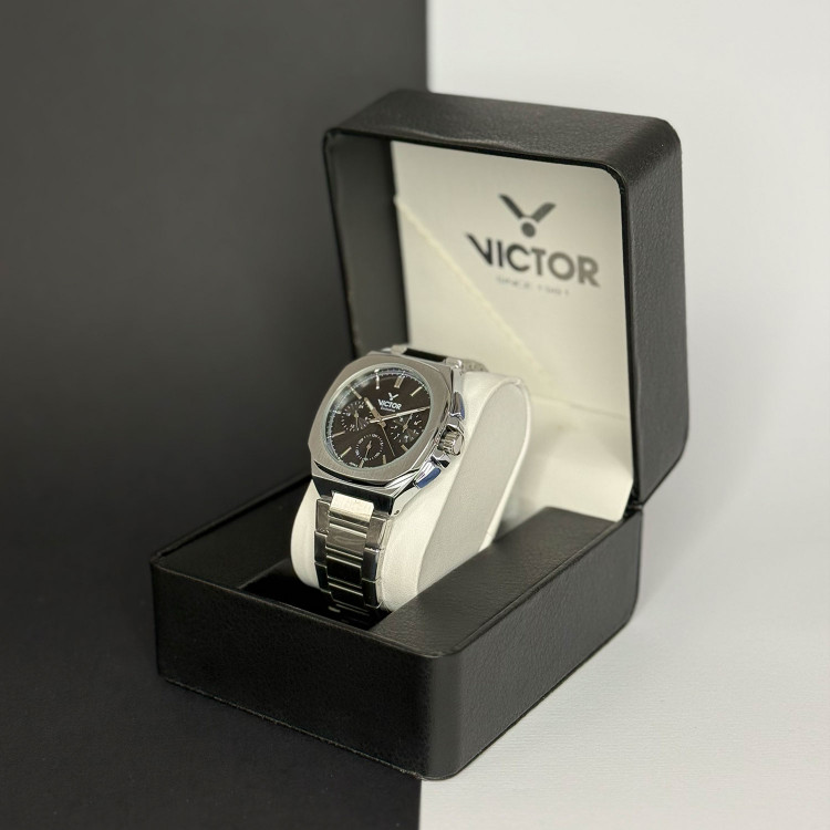 ساعت مردانه ویکتور مدل V5795-03، ساعت کرنوگراف دار با بند و بدنه استیل رنگ ثابت، صفحه گرد و عقربههای شبنما