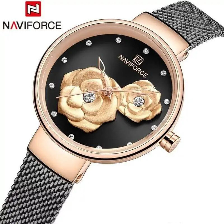 ساعت مچی عقربهای زنانه نیوی فورس مدل NF5013 با قاب طلایی، بند استیل حصیری مشکی، صفحه مشکی گلدار و جزئیات طلایی