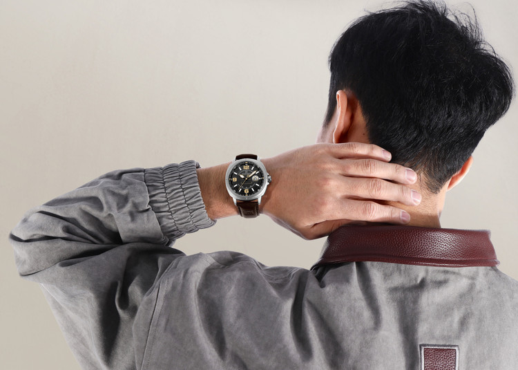 ساعت مچی اسپرت مردانه نیوی فورس مدل NF8078 با بند چرم قهوهای، قاب استیل نقرهای و صفحه مشکی با جزئیات طلایی و نقرهای، طراحی مدرن و جذاب.